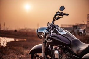 Home Motorrijder in voorbereiding op motor theorie examen met leermateriaal