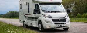 Home Budgetbewuste camper eigenaar voert zelf onderhoud uit, zoals olieverversing en bandcontrole voor kostenbesparing