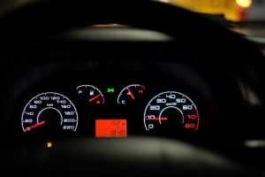 Home Jongeren die in auto zitten tijdens rijlessen op perfecte leeftijd beginnen met rijles training
