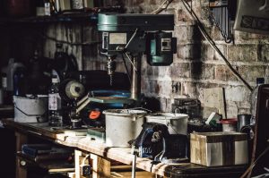 Home 1 kolomshefbrug in garage met compacte afmetingen, ideaal voor kleine werkplaatsen en autoreparatie