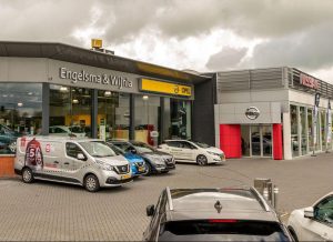 Fiat 500 geparkeerd in Leeuwarden, compact en betaalbare auto voor stijlvol betaalbaar rijden in de stad