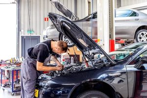 Professionele monteur voert deskundige onderhoudsbeurt aan auto uit met nauwkeurige controles