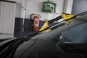 Home Mobiele hefkolom in werkplaats voor veilig en efficiënt tillen van zware apparatuur en materialen