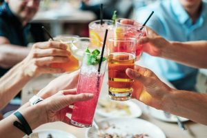Stappen voor het organiseren van een evenement met aandacht voor locatie, thema, catering en entertainment