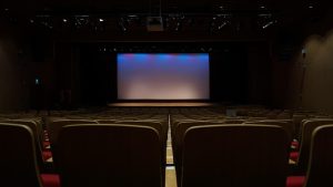 Home Theater in IJmuiden: kunstenaars voeren klassieke toneelstukken en moderne dansvoorstellingen op in dit culturele centrum aan