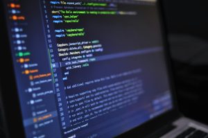 Home Kunstmatige intelligentie op de werkvloer: medewerker werkt samen met AI voor automatisering van repetitieve taken