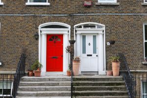 Home Close-up van een insteekgrendel geplaatst in de zijkant van een deur voor extra vergrendeling